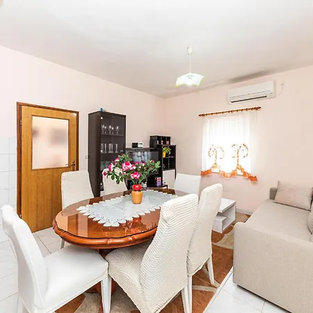 Casa de Férias 2 Bedroom Stunning In Kastel Stari Kaštela