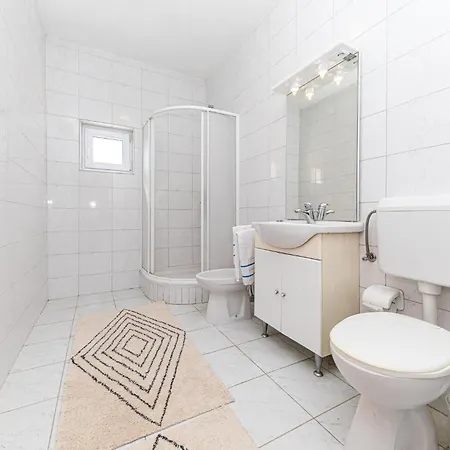 2 Bedroom Stunning In Kastel Stari Casa de Férias